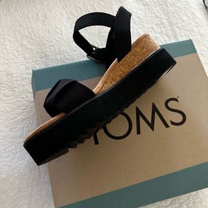NWT Tom’s Diana Black wedge Size 8 sandal